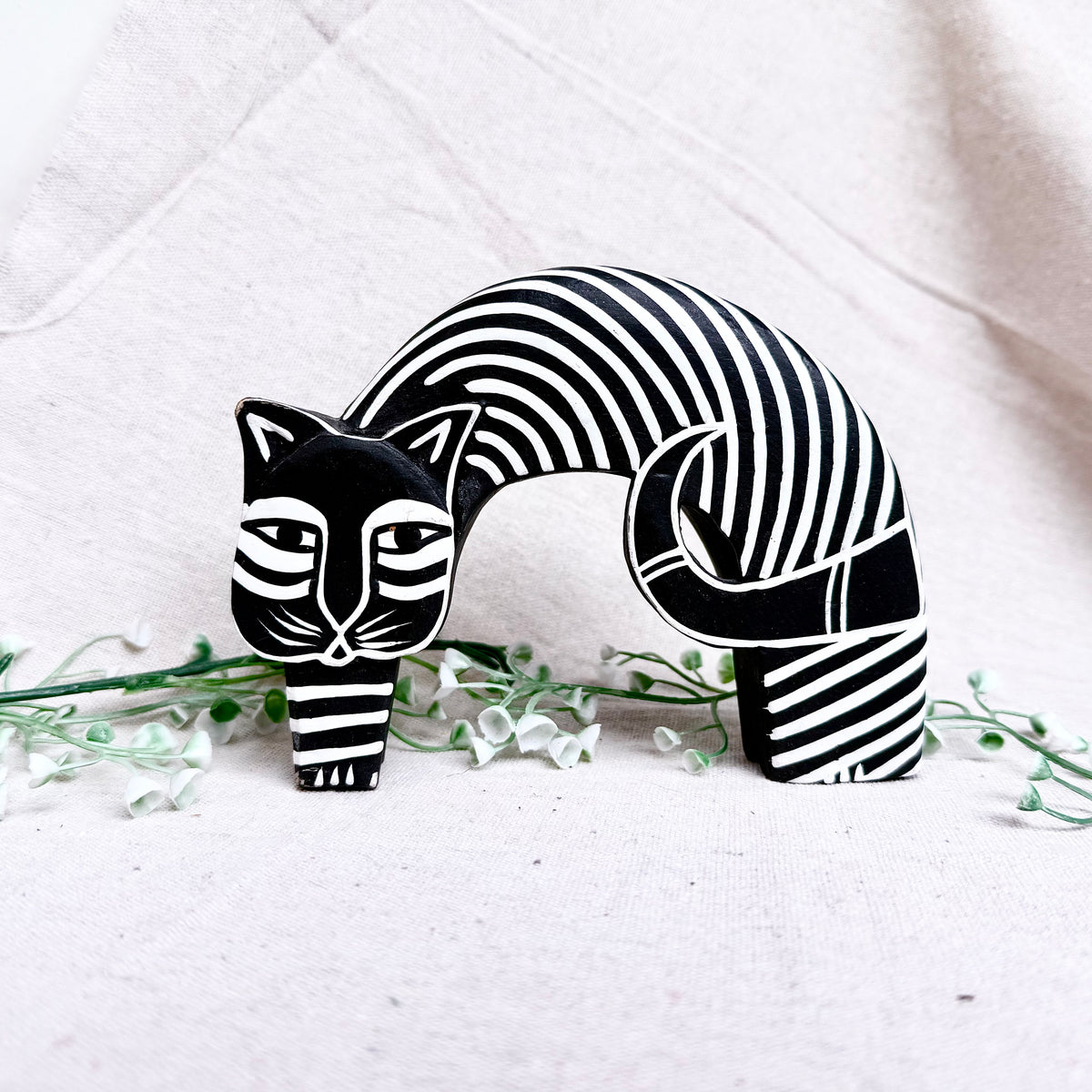 Balinesische Holzfigur Katze Bogen