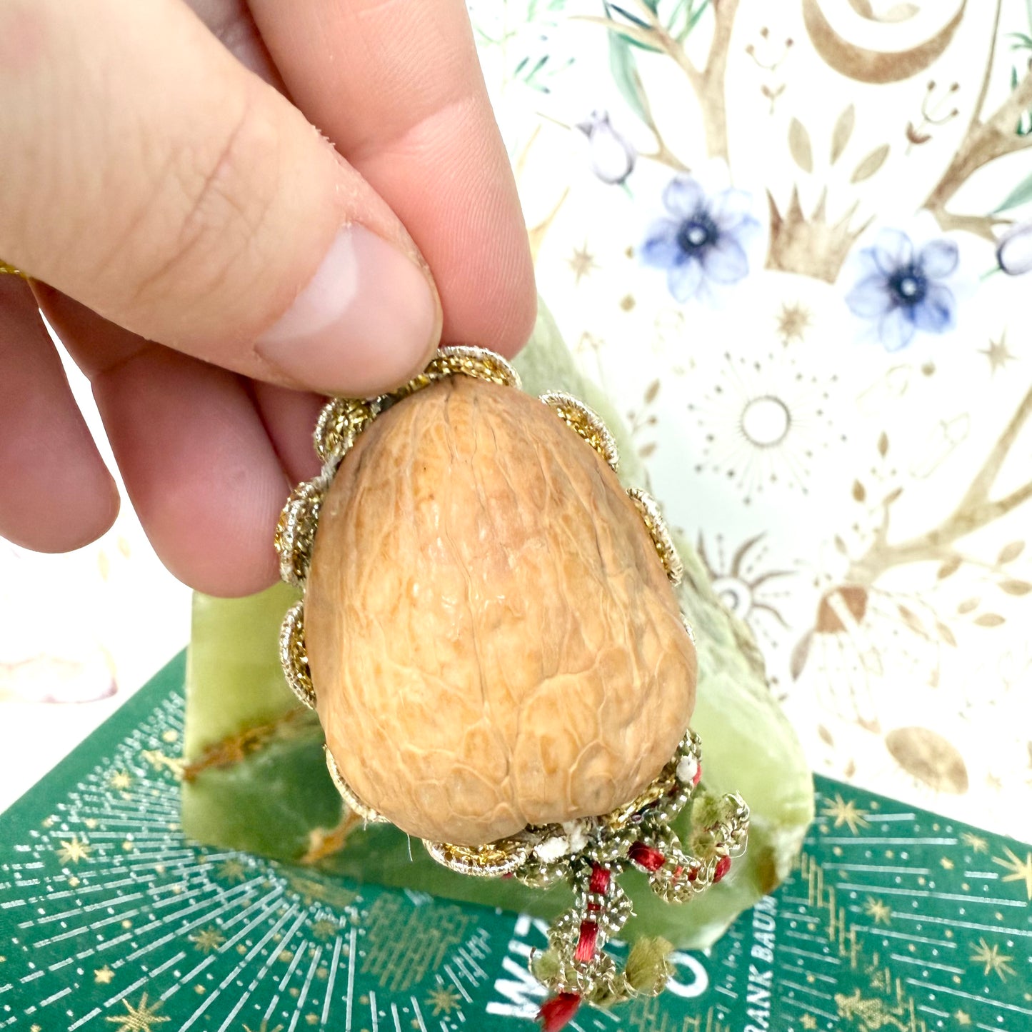 Christkind Wachs in Walnuss