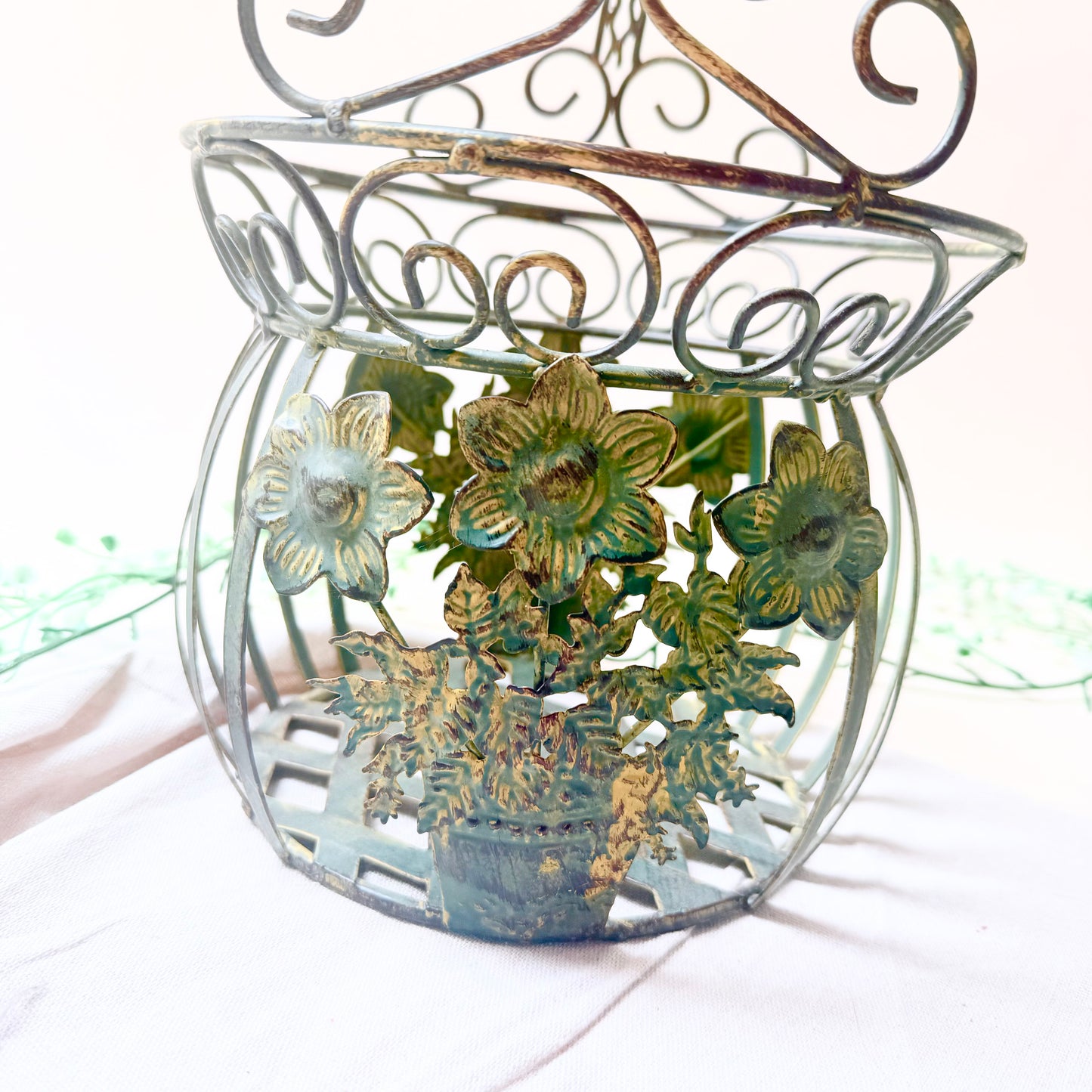 Metallkorb mit Blumen