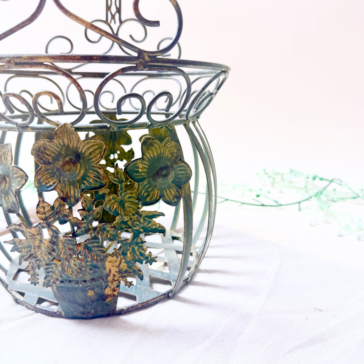 Metallkorb mit Blumen