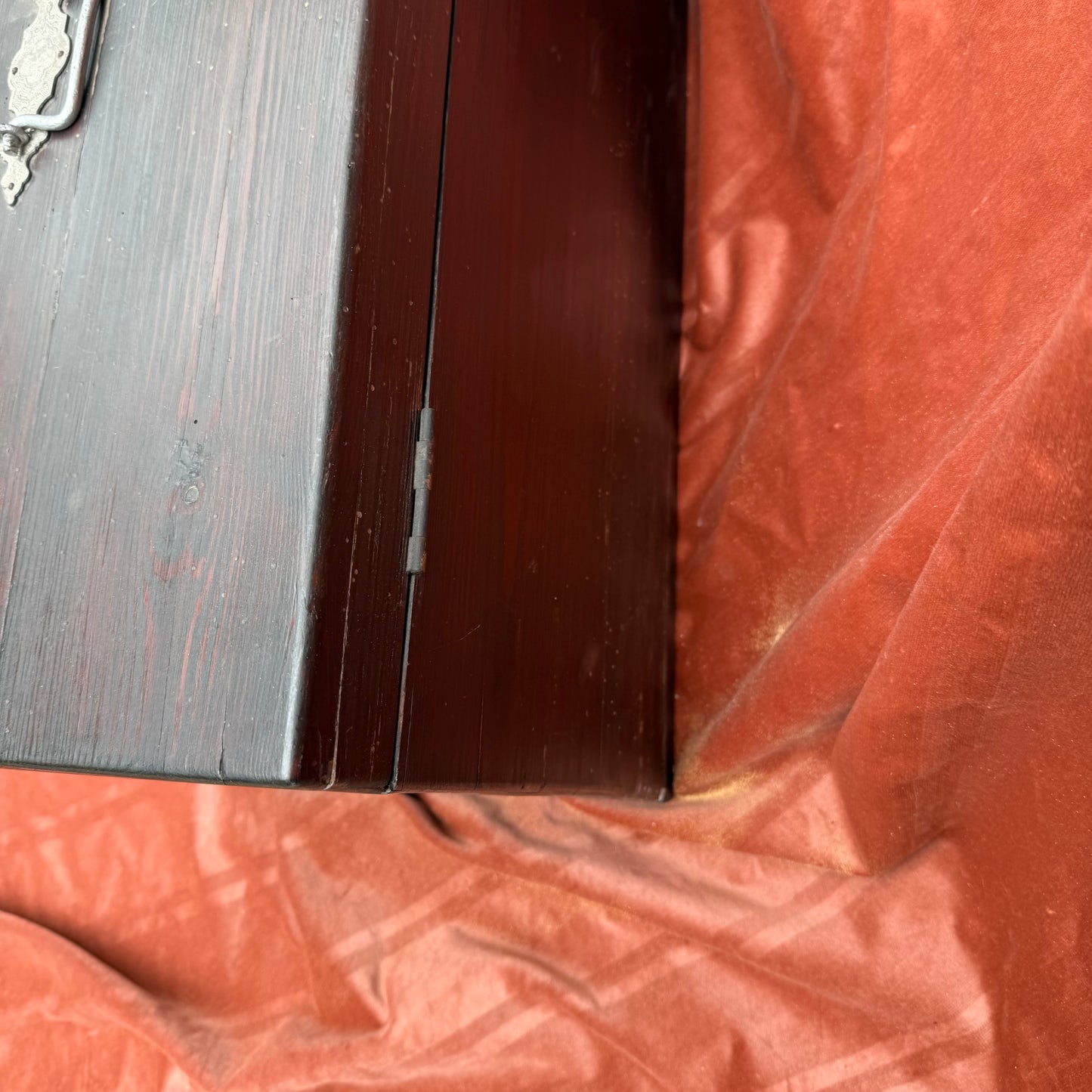 Holztruhe mit Schlüssel