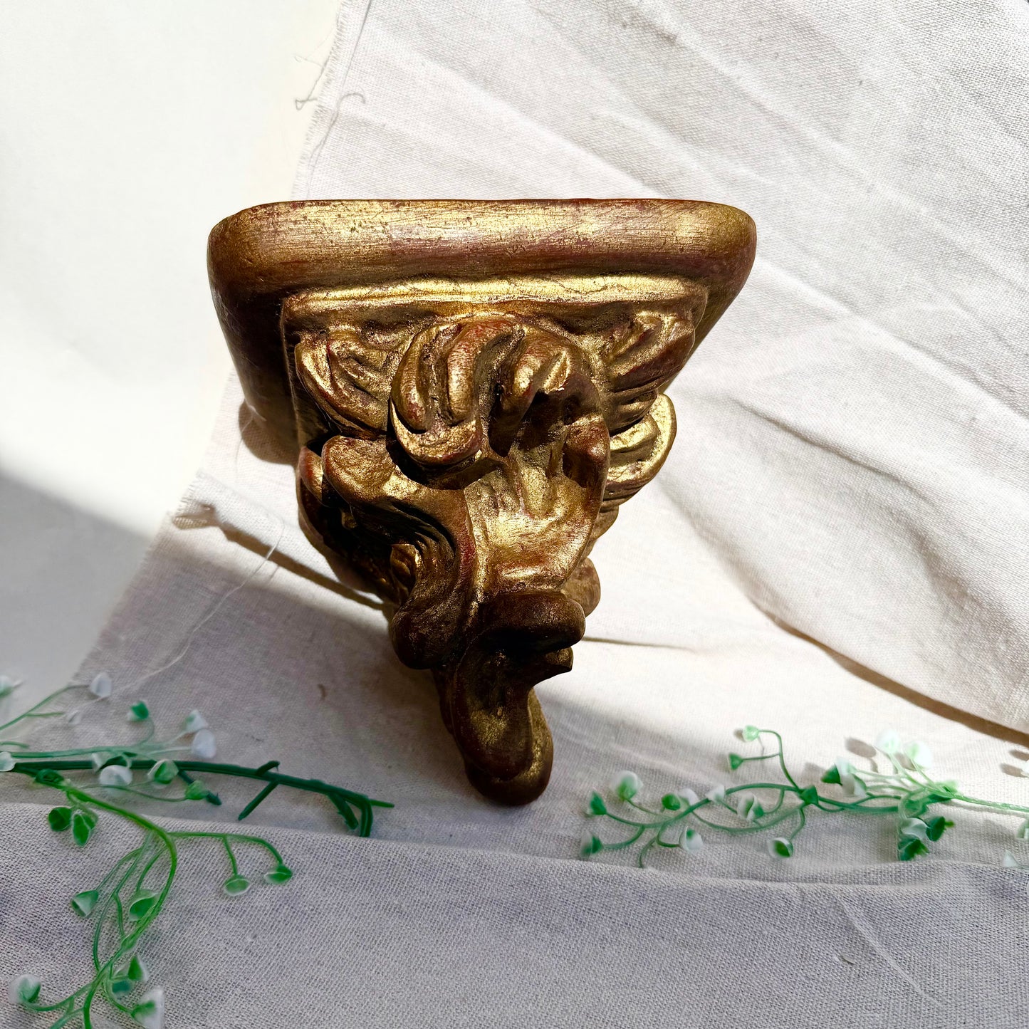 Wandkonsole geschnitzt gold