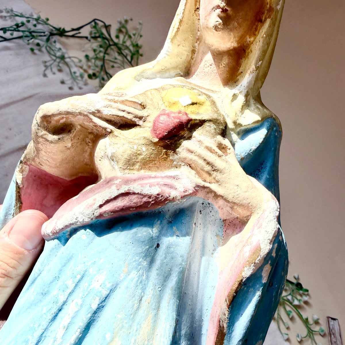 Marienstatue offenes Herz