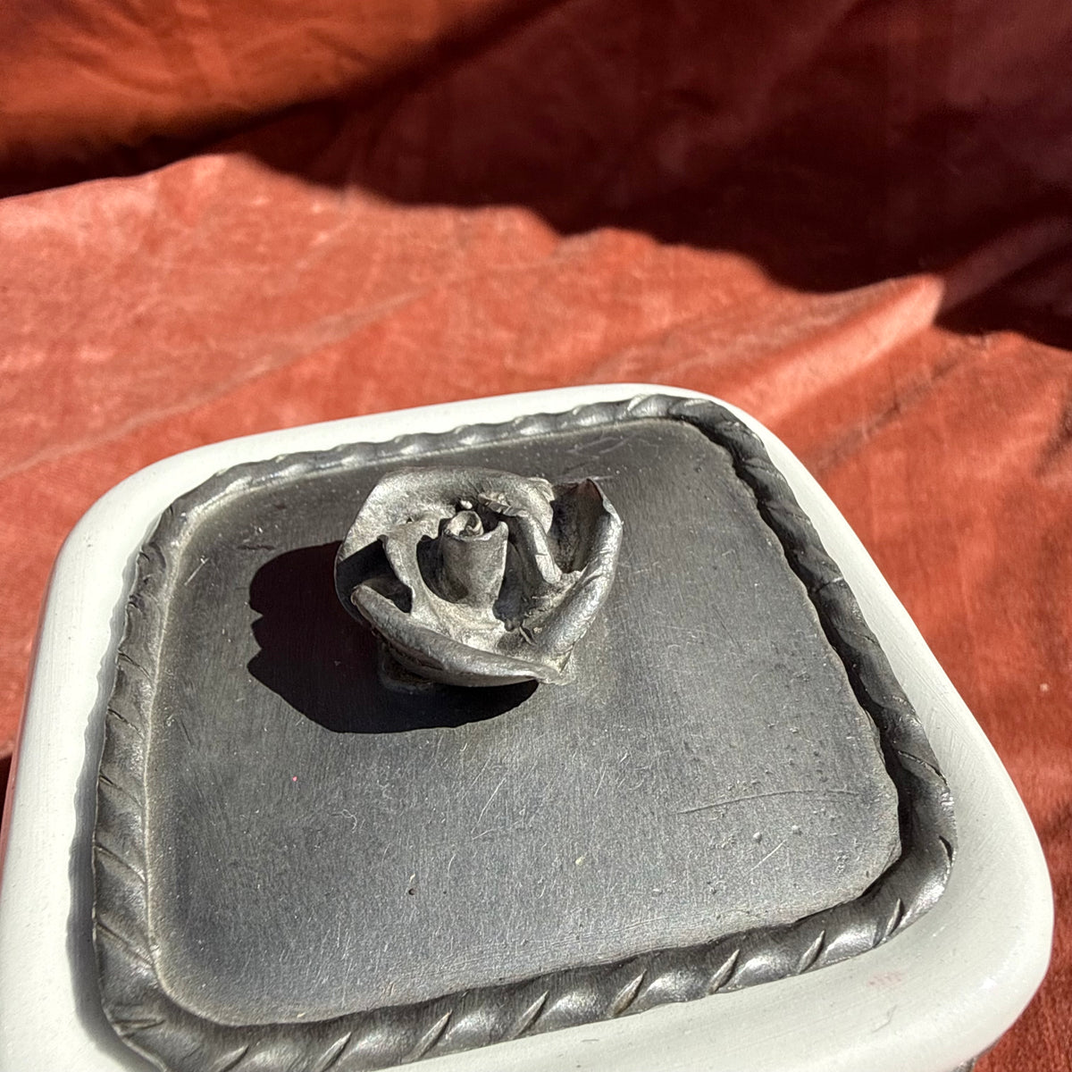 Zuckerdose in Zinngeflecht
