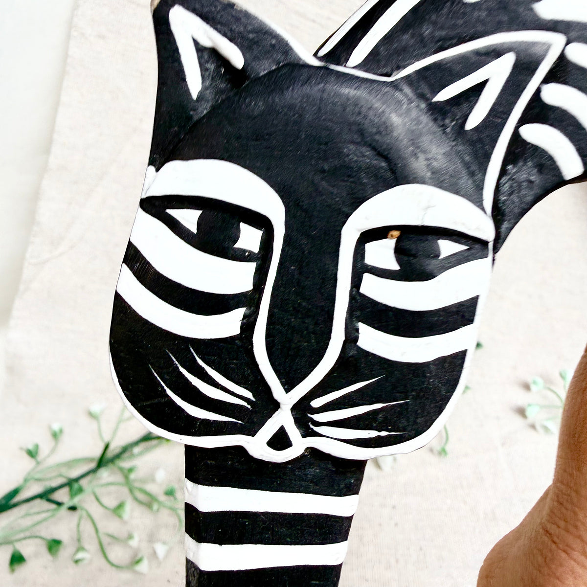 Balinesische Holzfigur Katze Bogen
