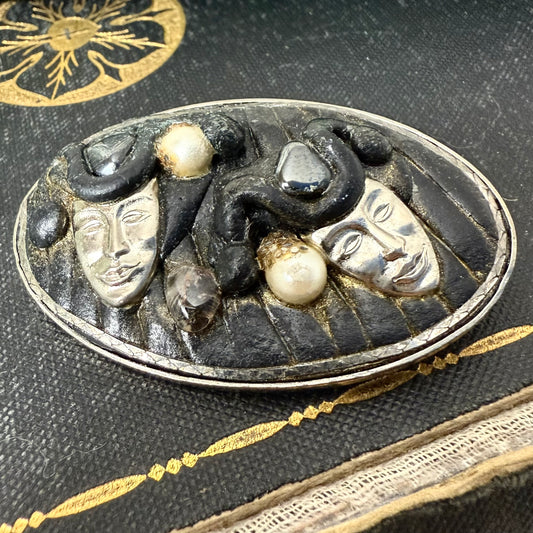 Brosche Masken