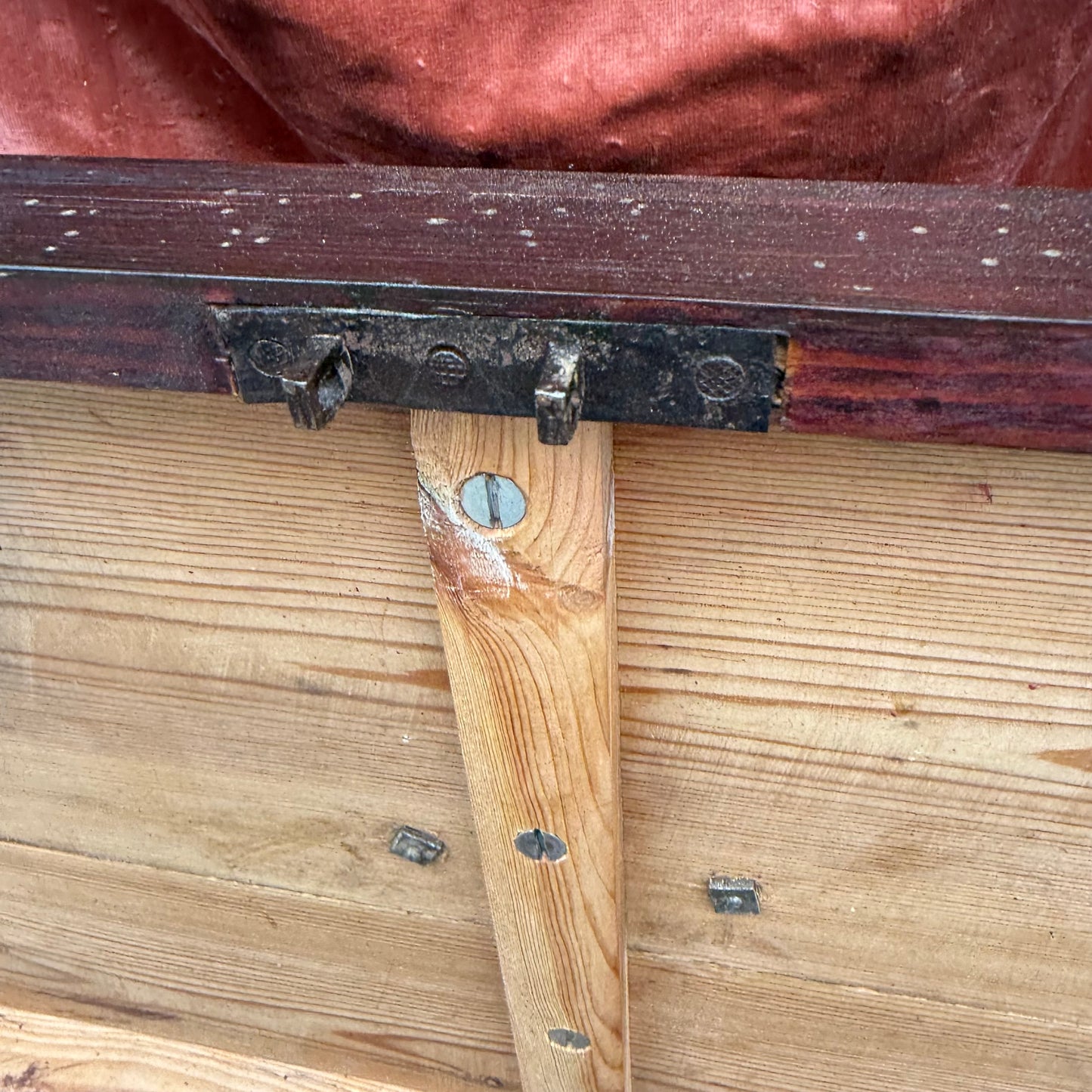 Holztruhe mit Schlüssel