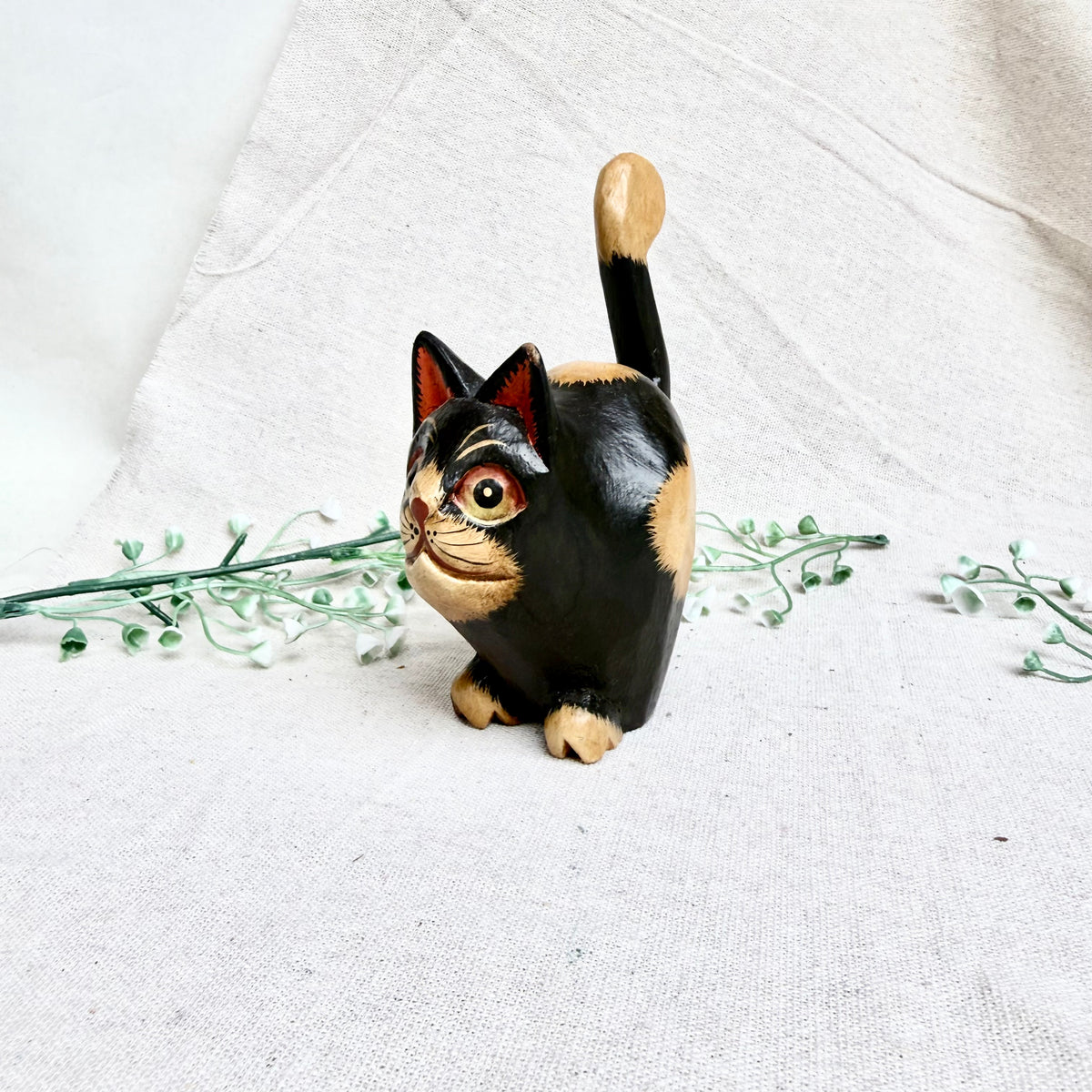 Balinesische Holzfigur Katze klein