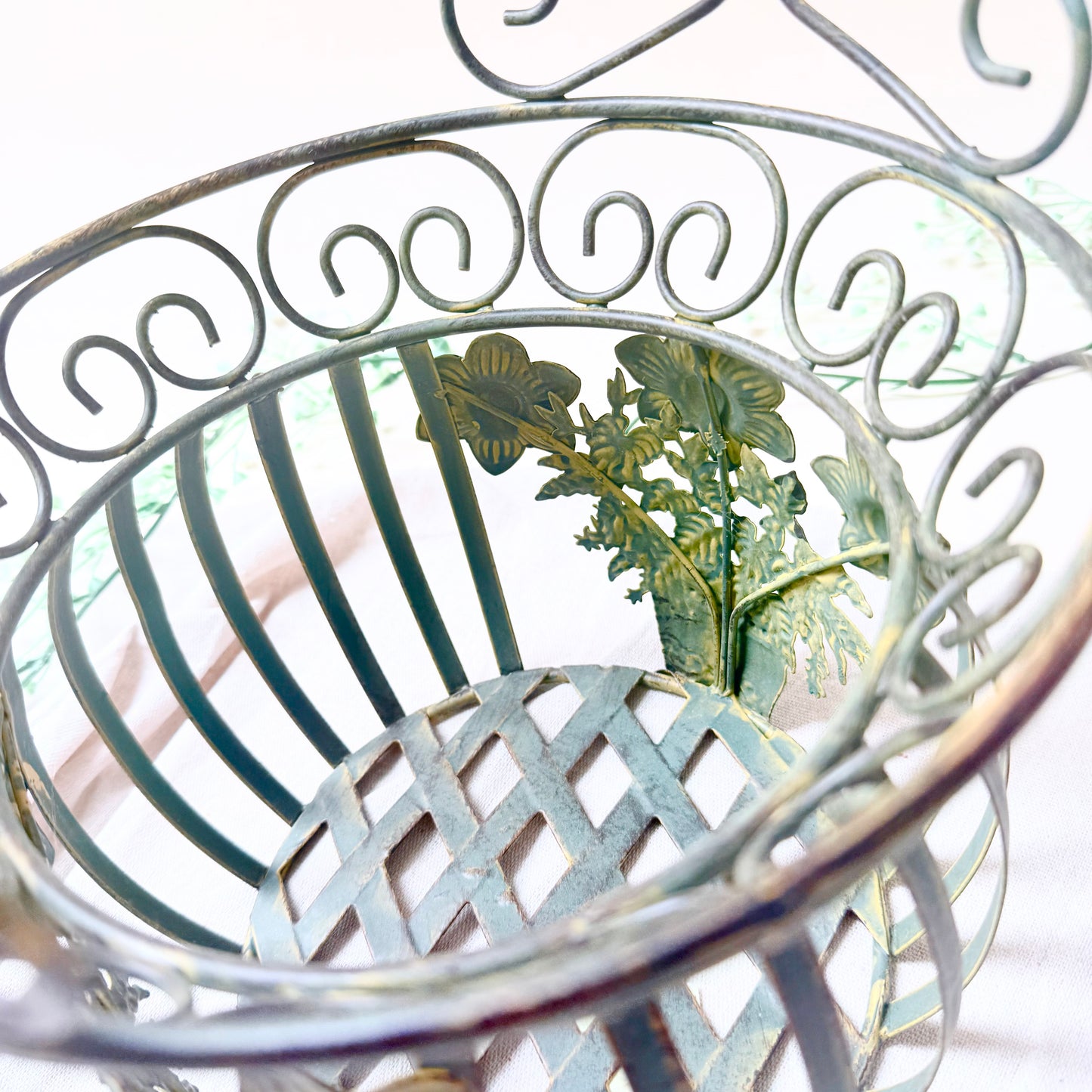 Metallkorb mit Blumen