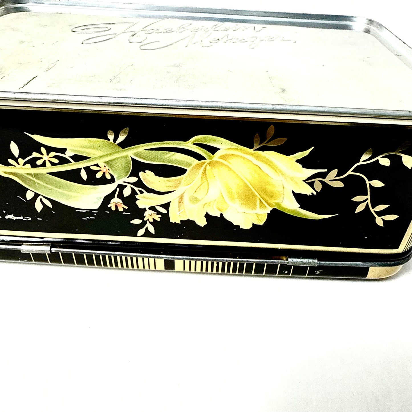 Schwarze Blechdose mit Blume