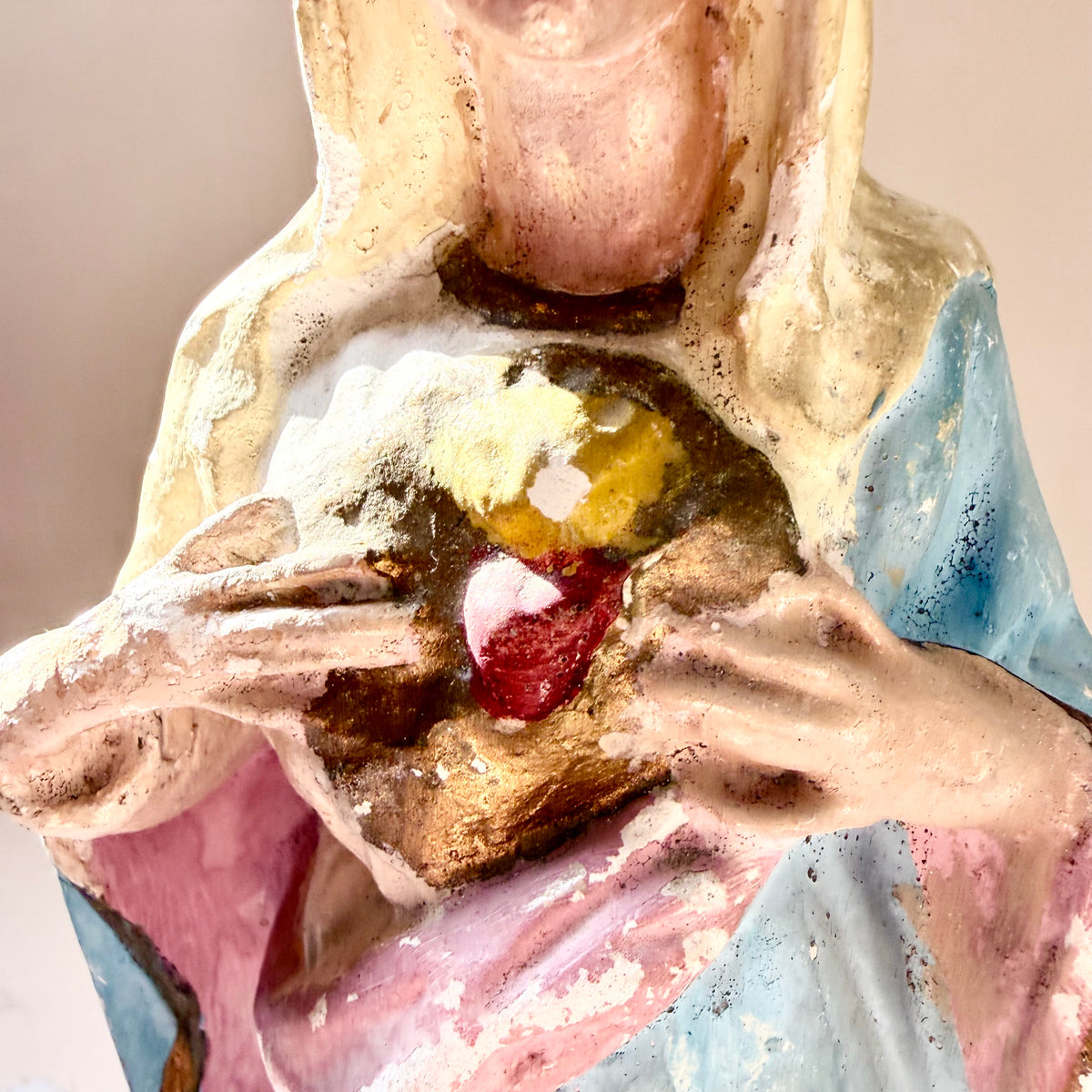 Marienstatue offenes Herz