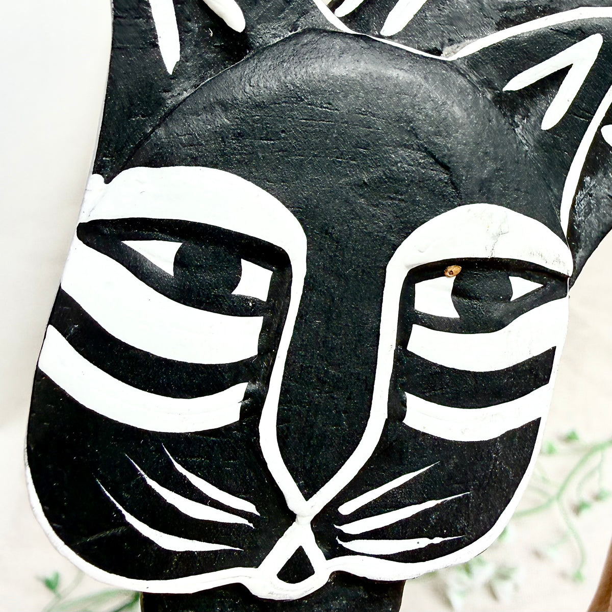 Balinesische Holzfigur Katze Bogen