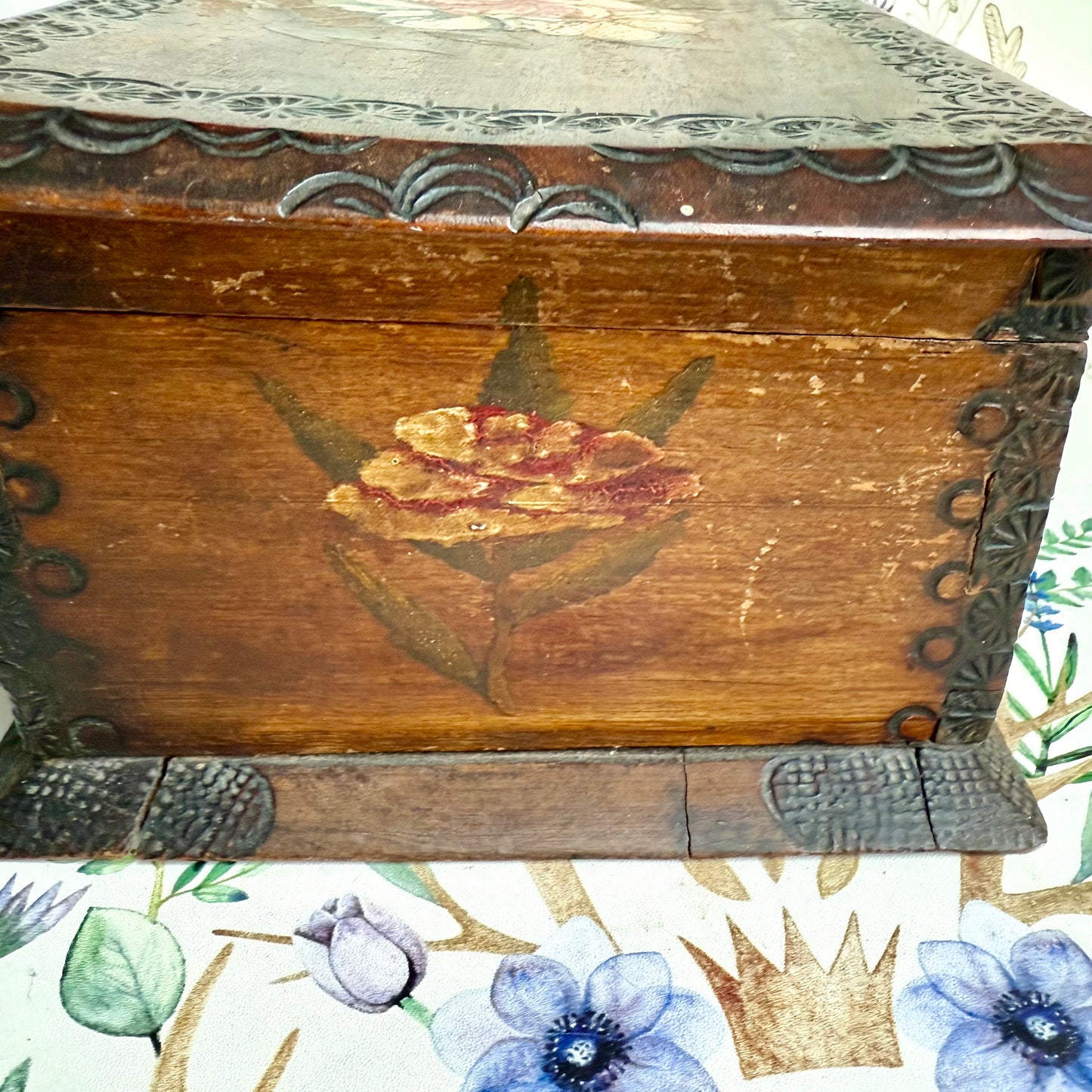 Bemalte Holzbox antik Blumen