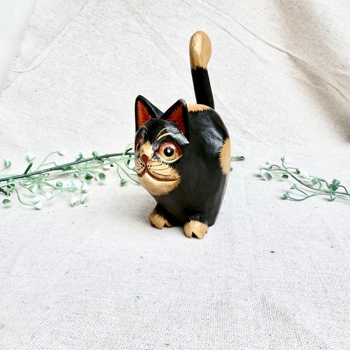 Balinesische Holzfigur Katze klein