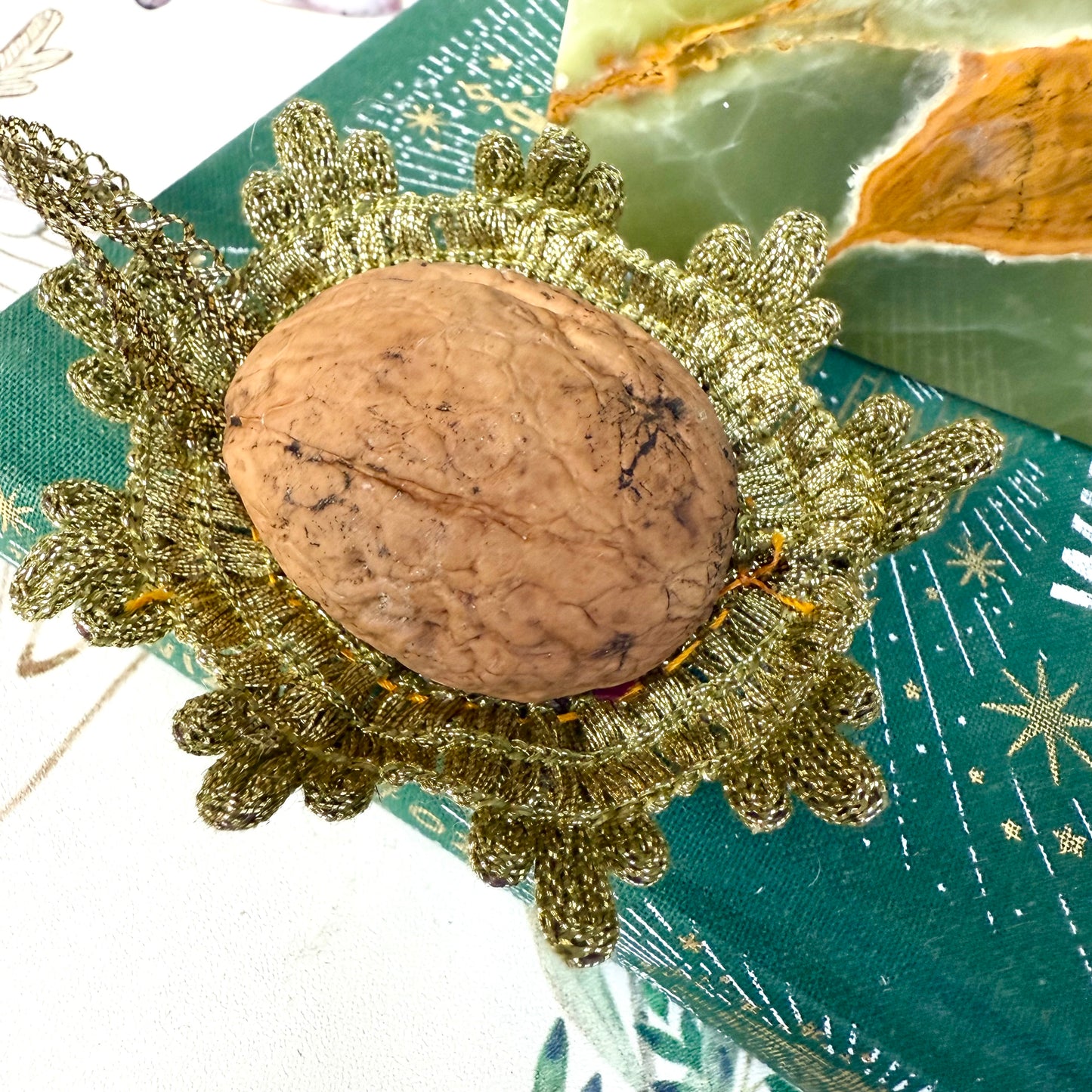 Christkind in Walnuss