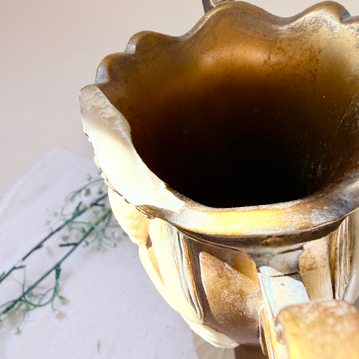 Goldene Vase im Jugendstil