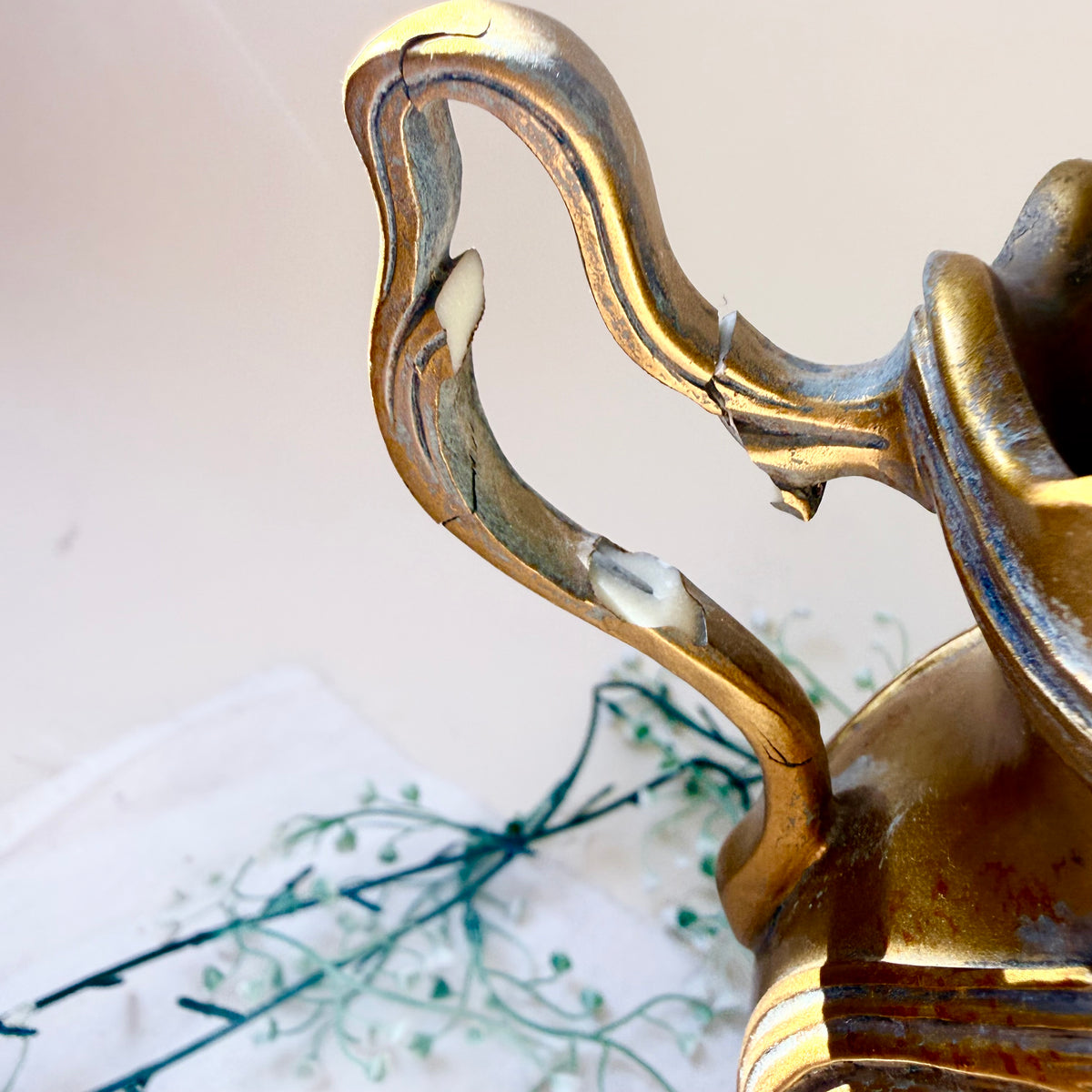 Goldene Vase im Jugendstil