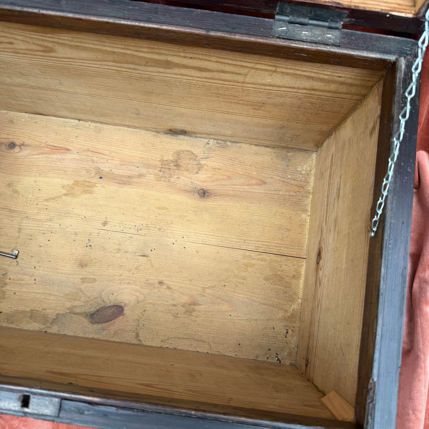 Holztruhe mit Schlüssel