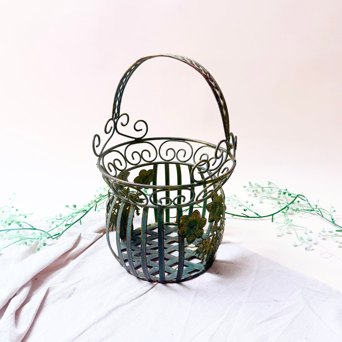 Metallkorb mit Blumen