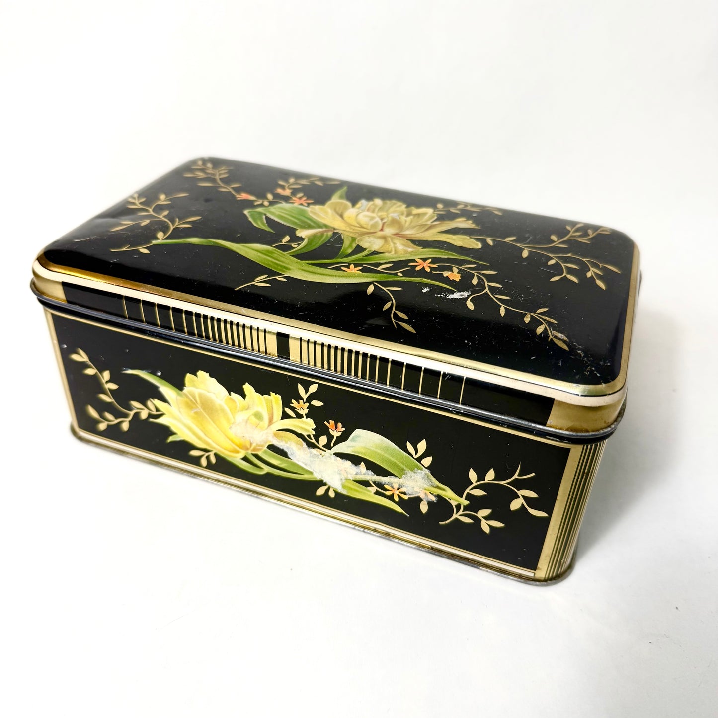 Schwarze Blechdose mit Blume