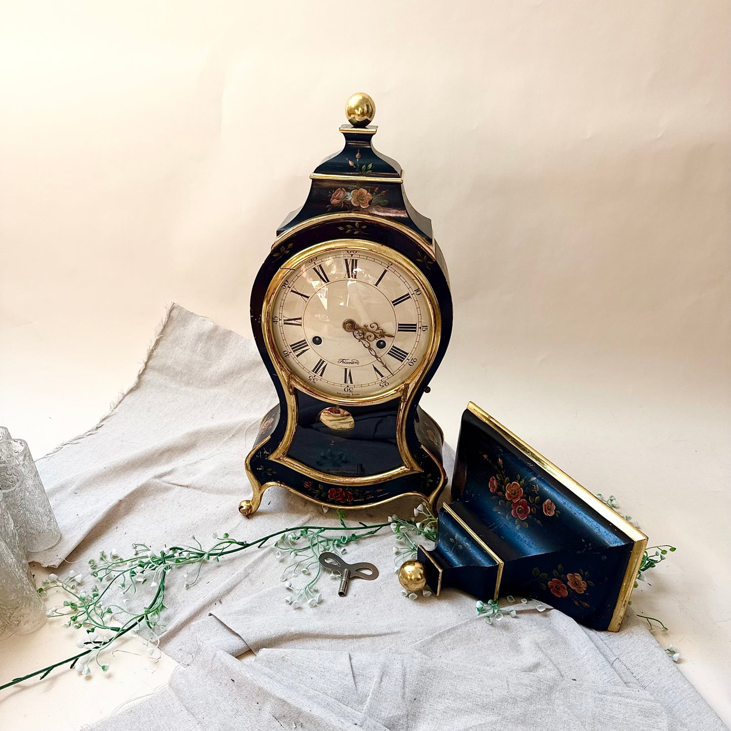 Uhr mit Wandkonsole