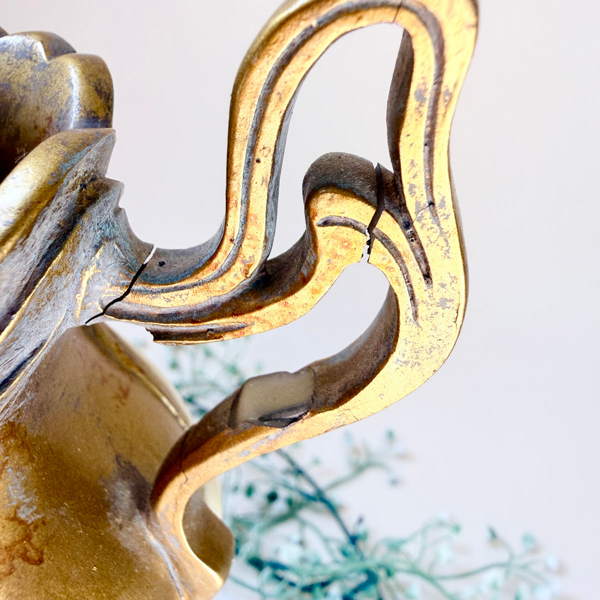 Goldene Vase im Jugendstil