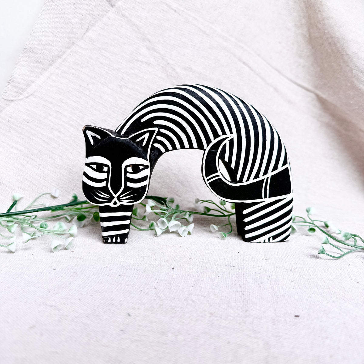 Balinesische Holzfigur Katze Bogen