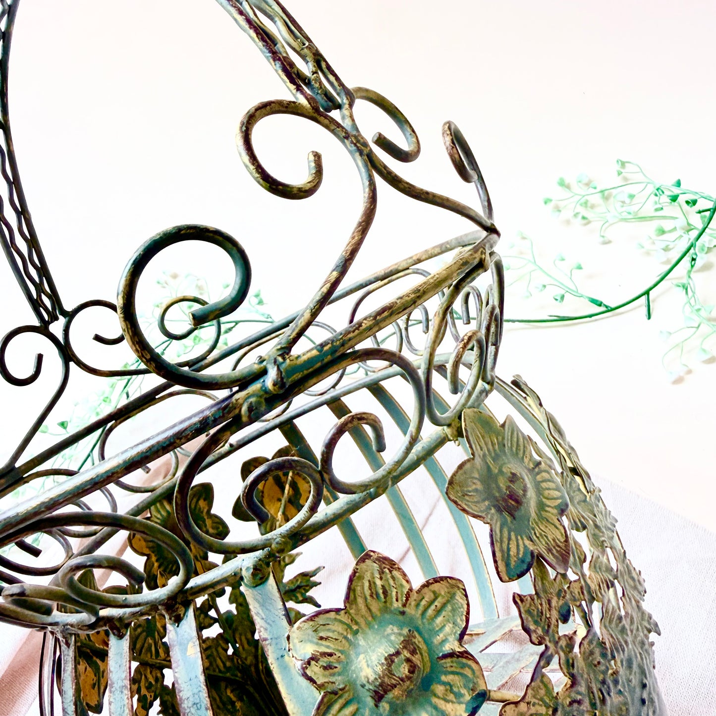 Metallkorb mit Blumen