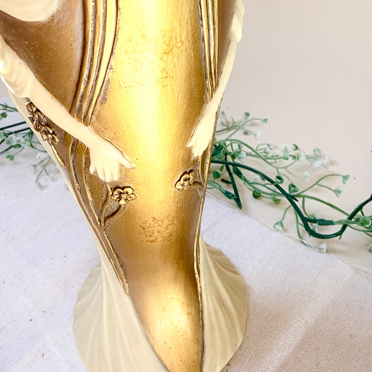 Goldene Vase im Jugendstil