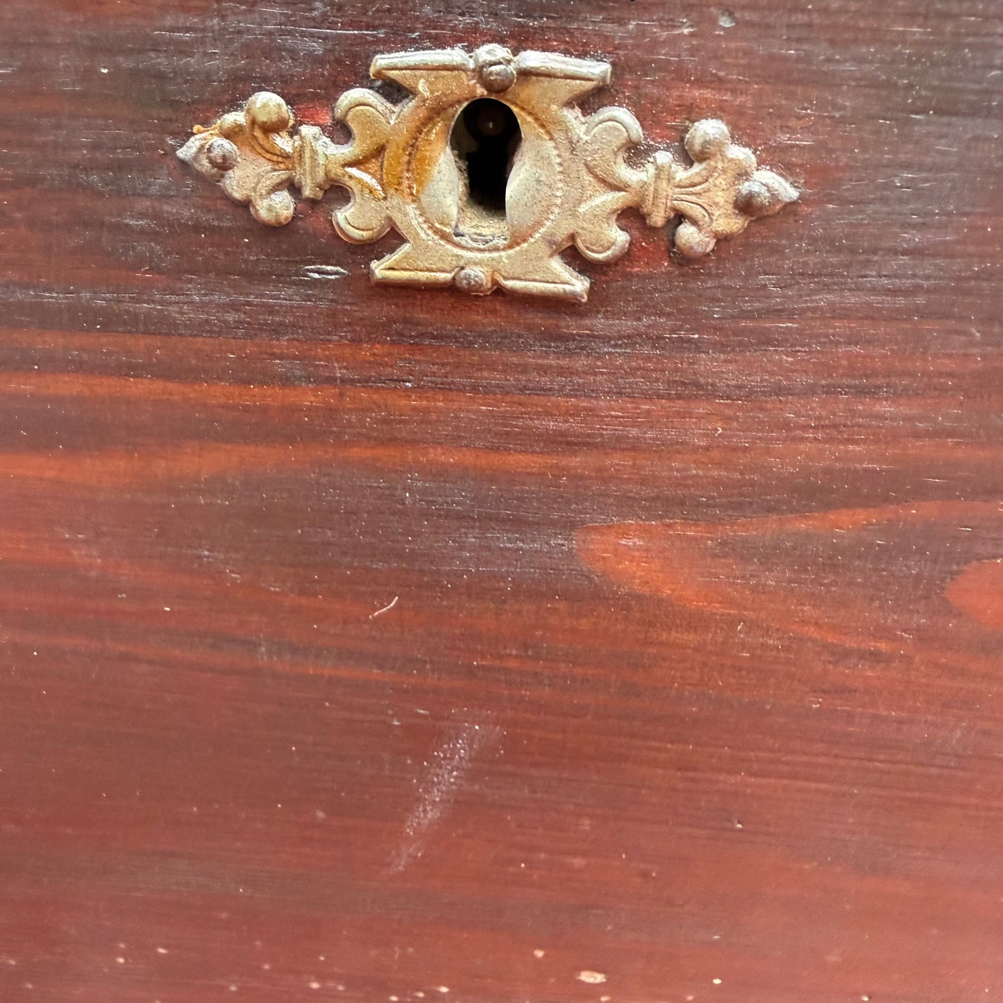 Holztruhe mit Schlüssel