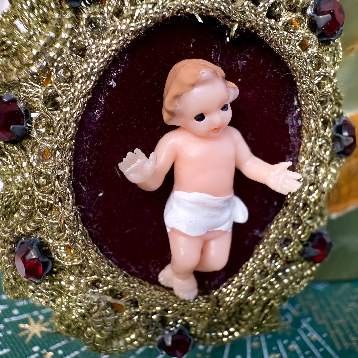 Christkind in Walnuss