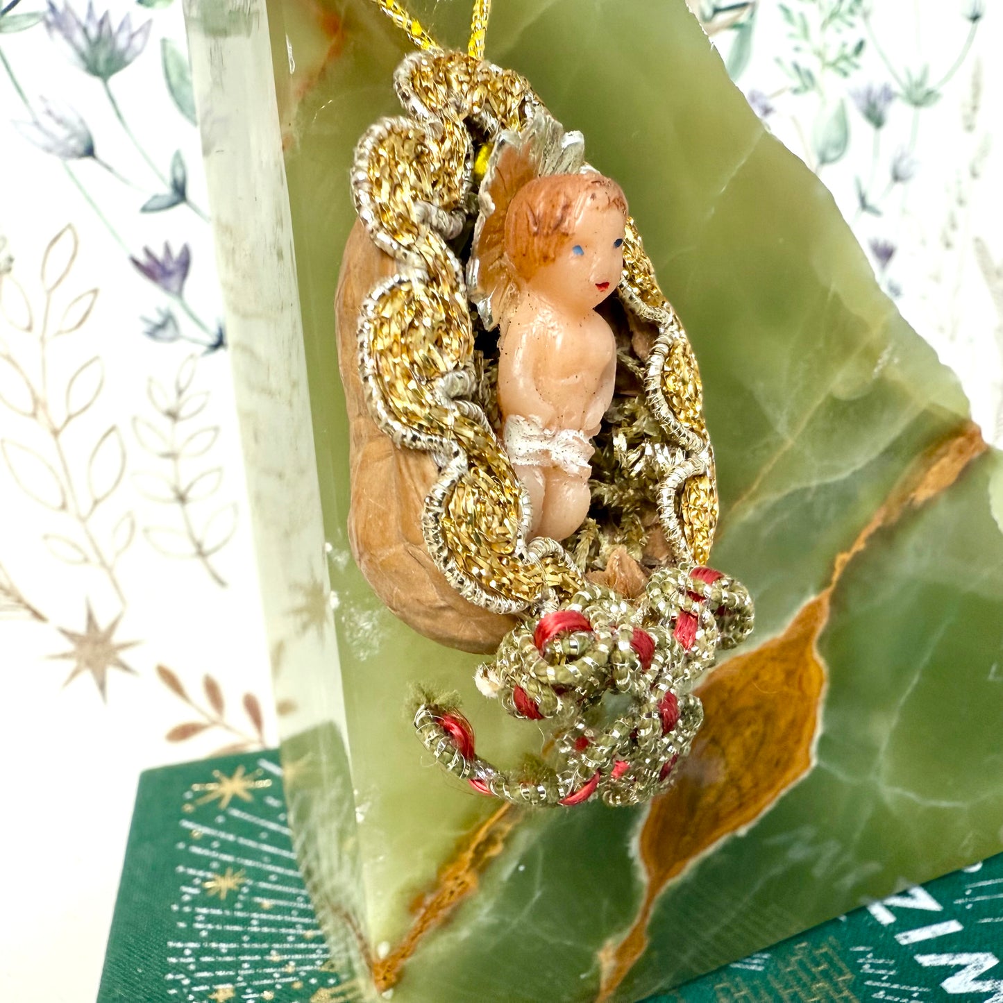 Christkind Wachs in Walnuss