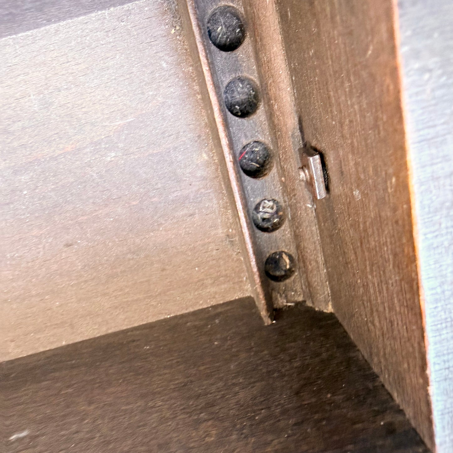 Schublade Nähmaschine dunkel
