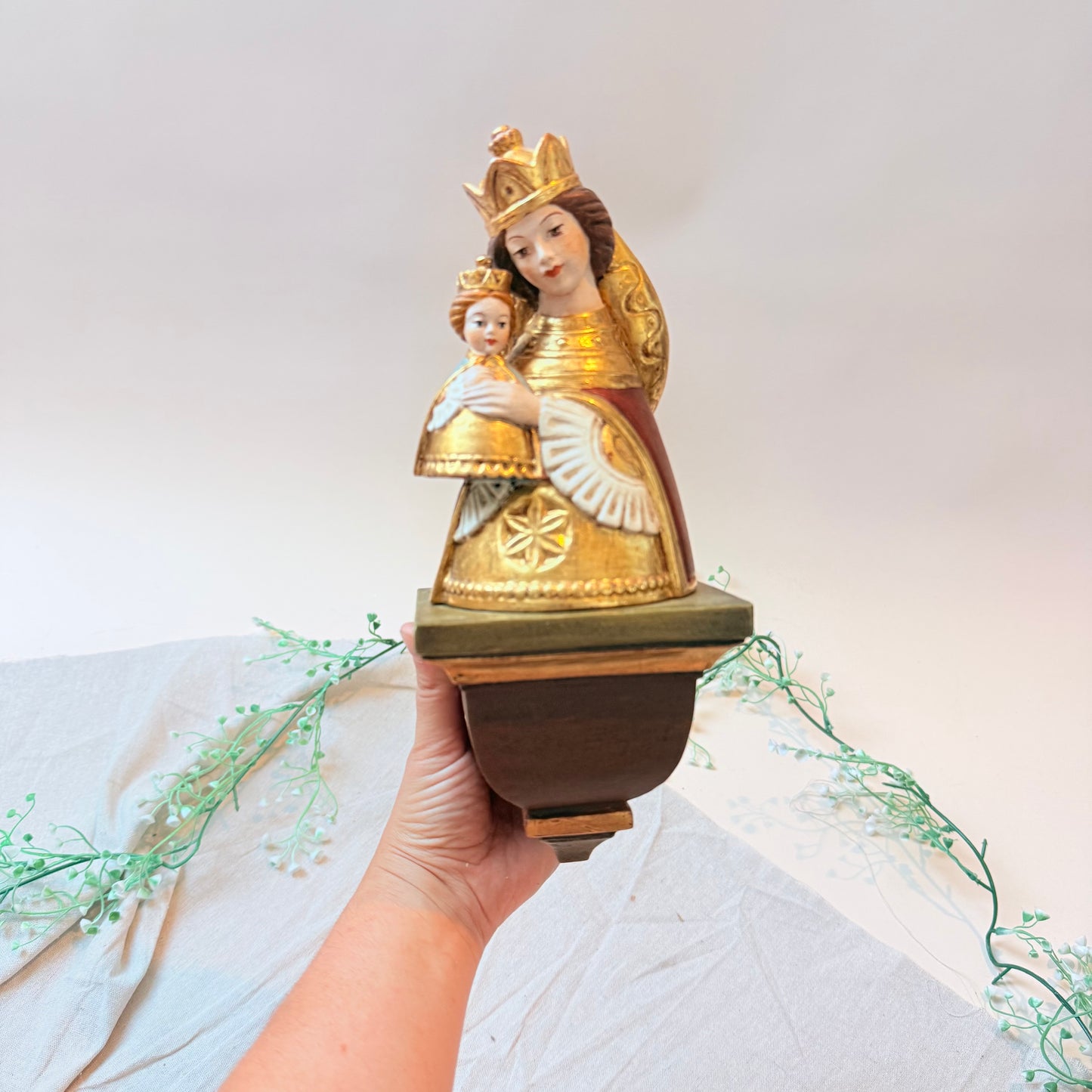 Madonna mit Kind geschnitzt