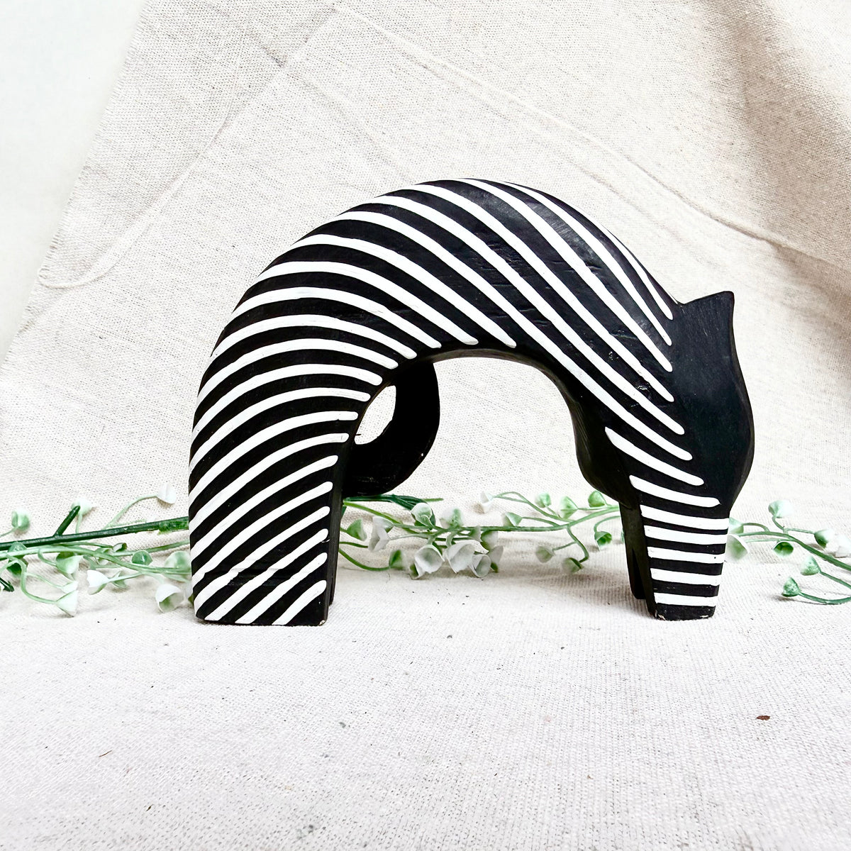 Balinesische Holzfigur Katze Bogen