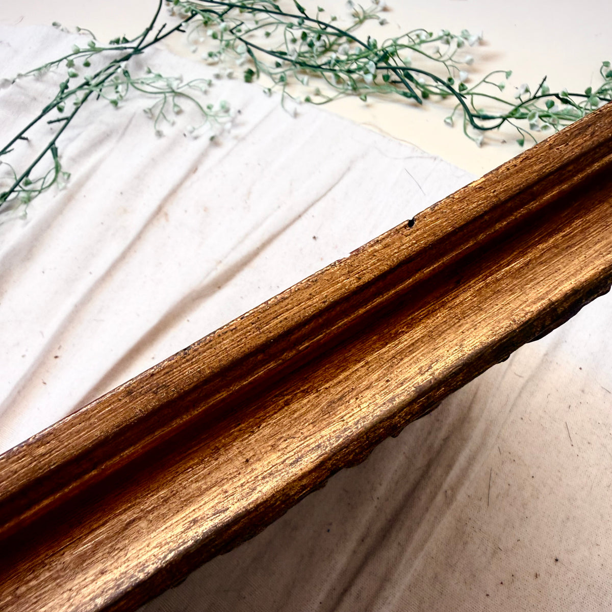 Goldener Prunkrahmen aus Holz mit Druck