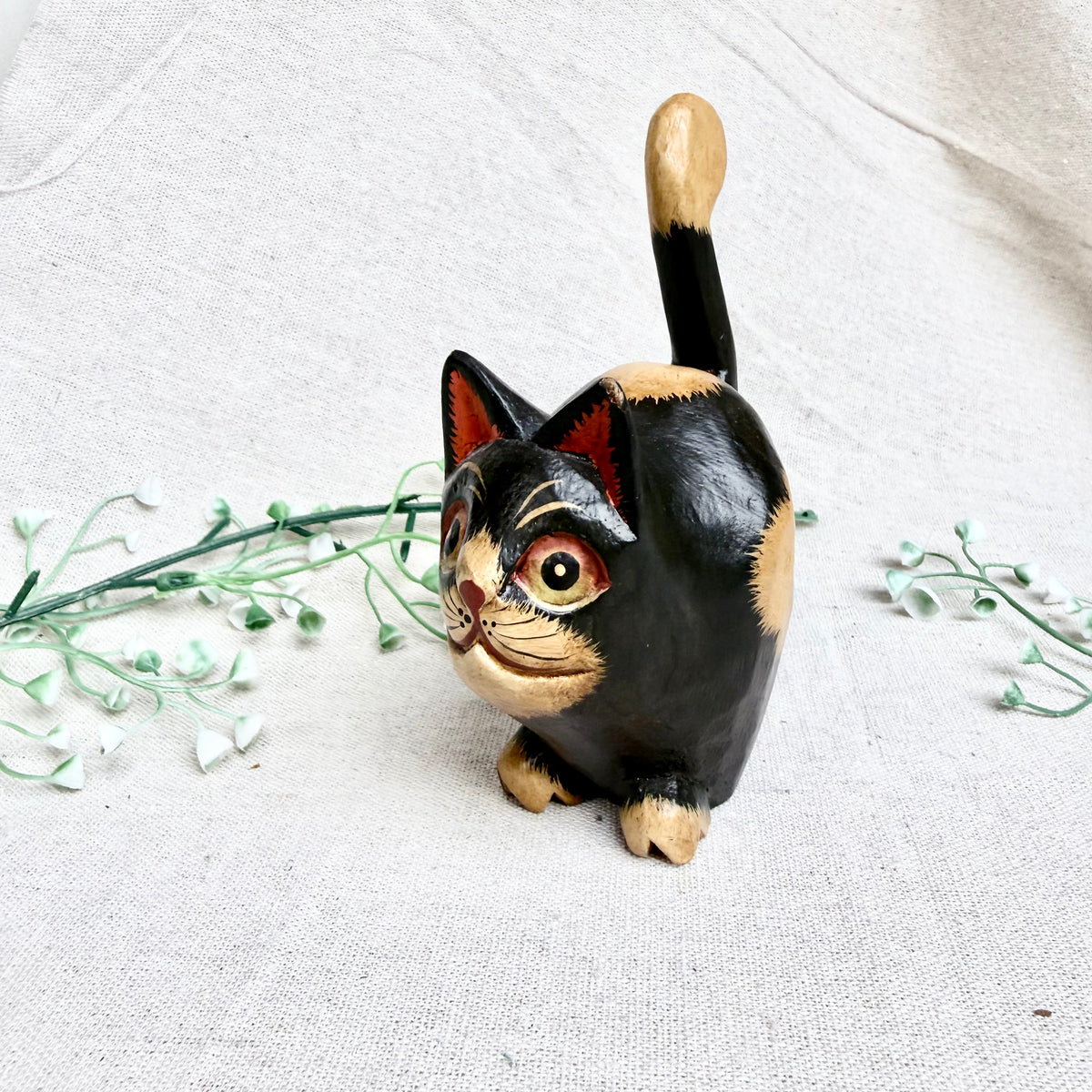 Balinesische Holzfigur Katze klein