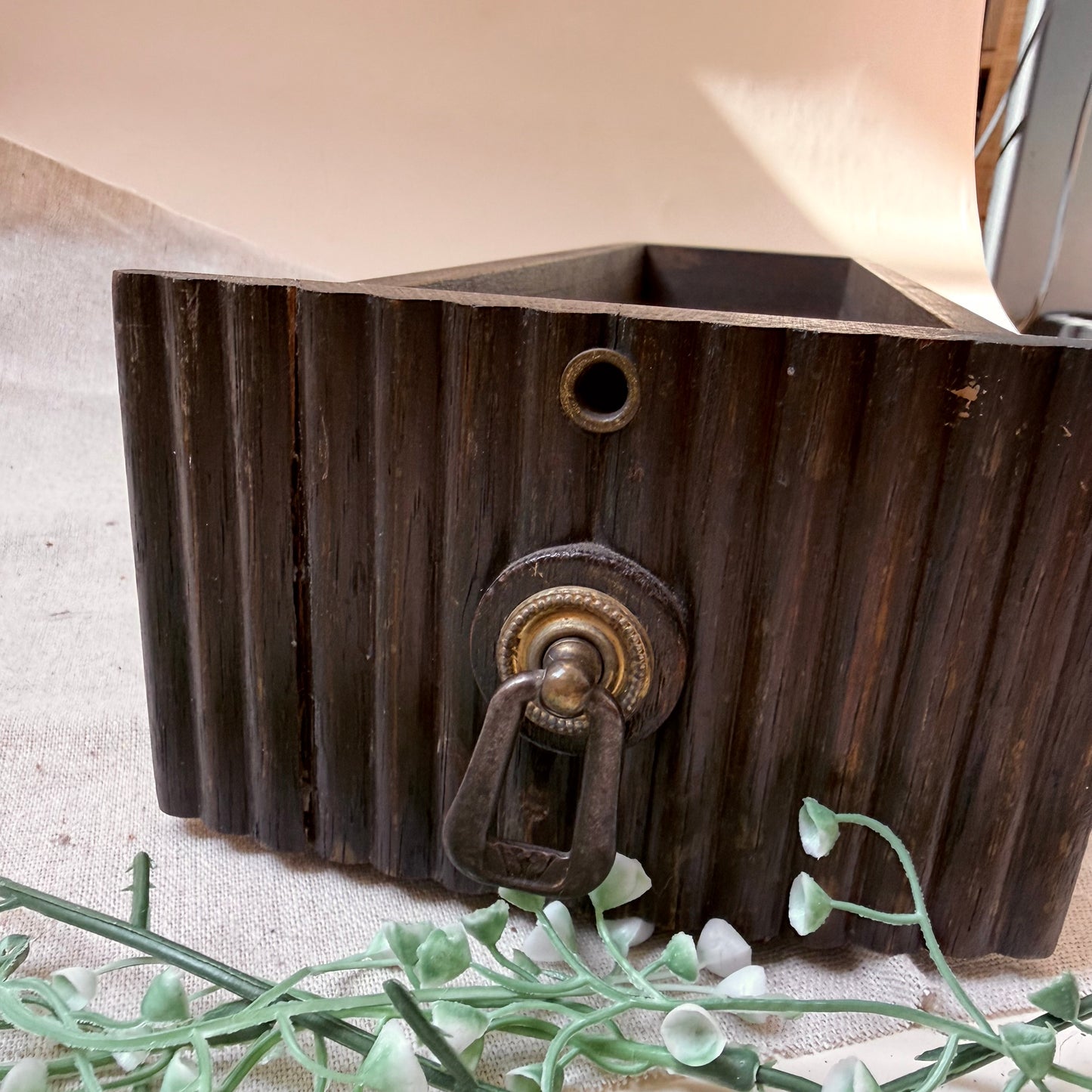 Schublade Nähmaschine dunkel