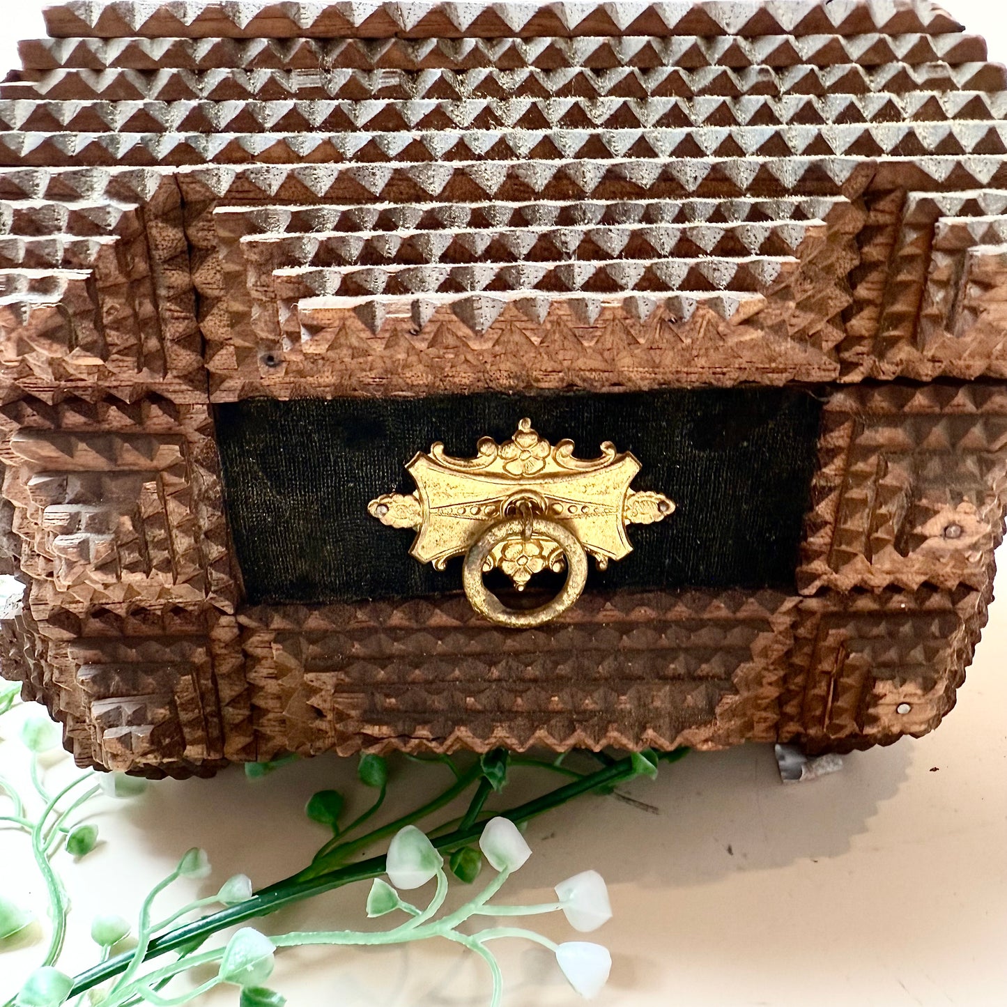 Tramp Art Box Oliv