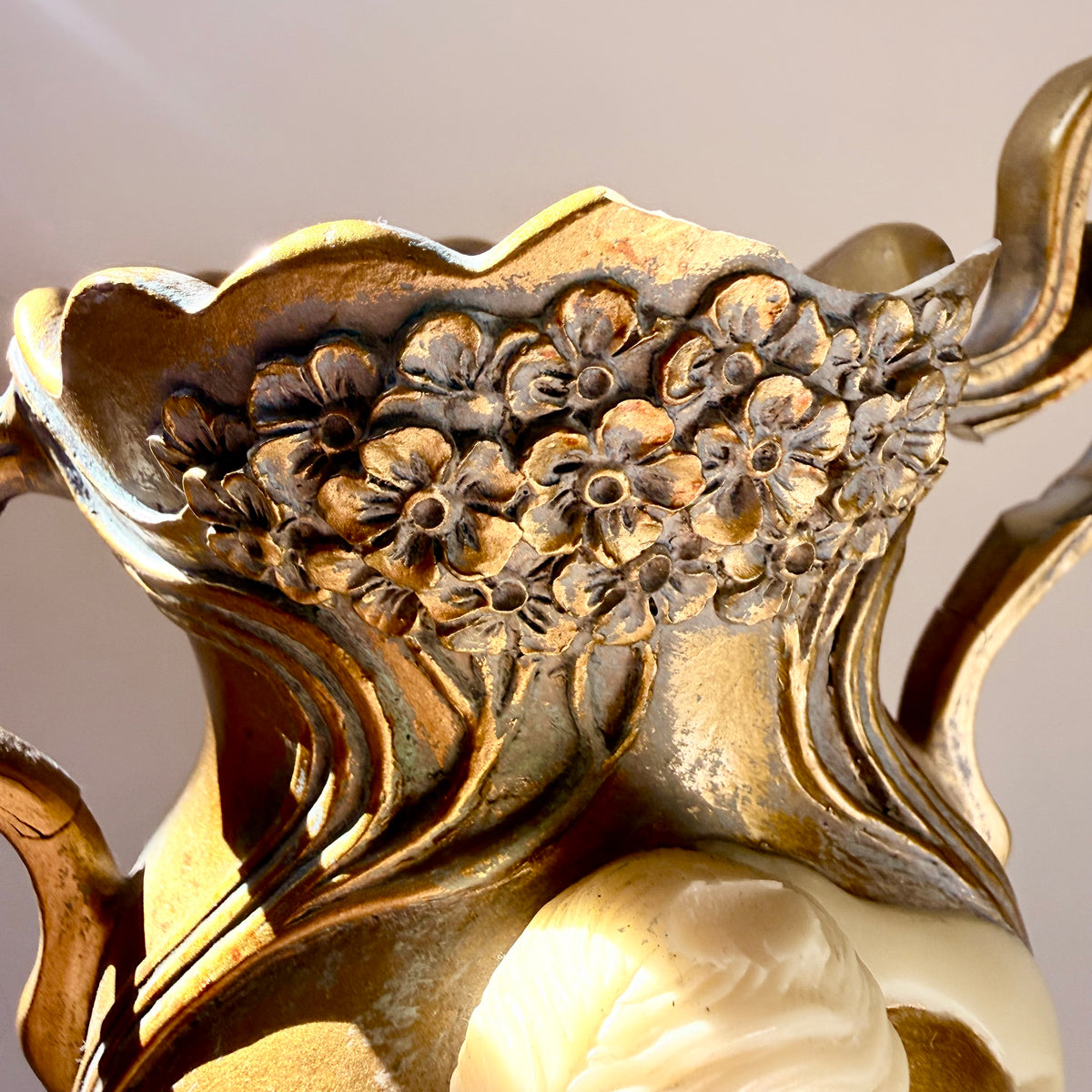 Goldene Vase im Jugendstil