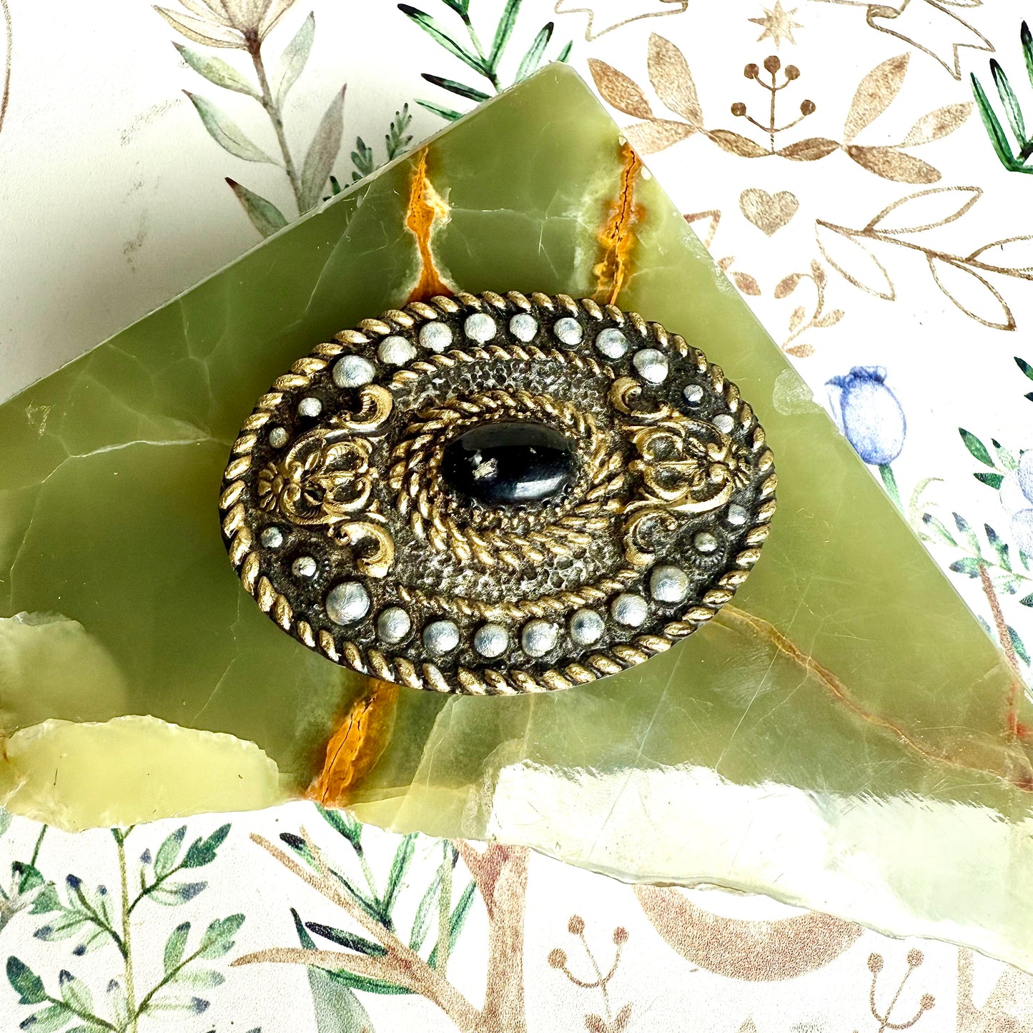 Brosche goldene Schnörkel