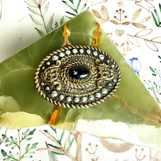 Brosche goldene Schnörkel