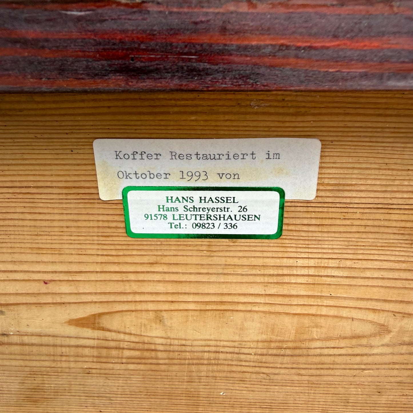 Holztruhe mit Schlüssel