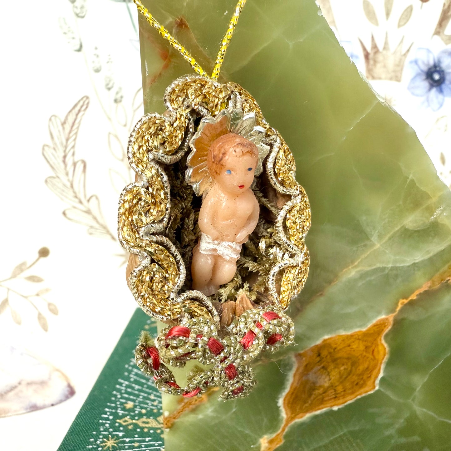 Christkind Wachs in Walnuss