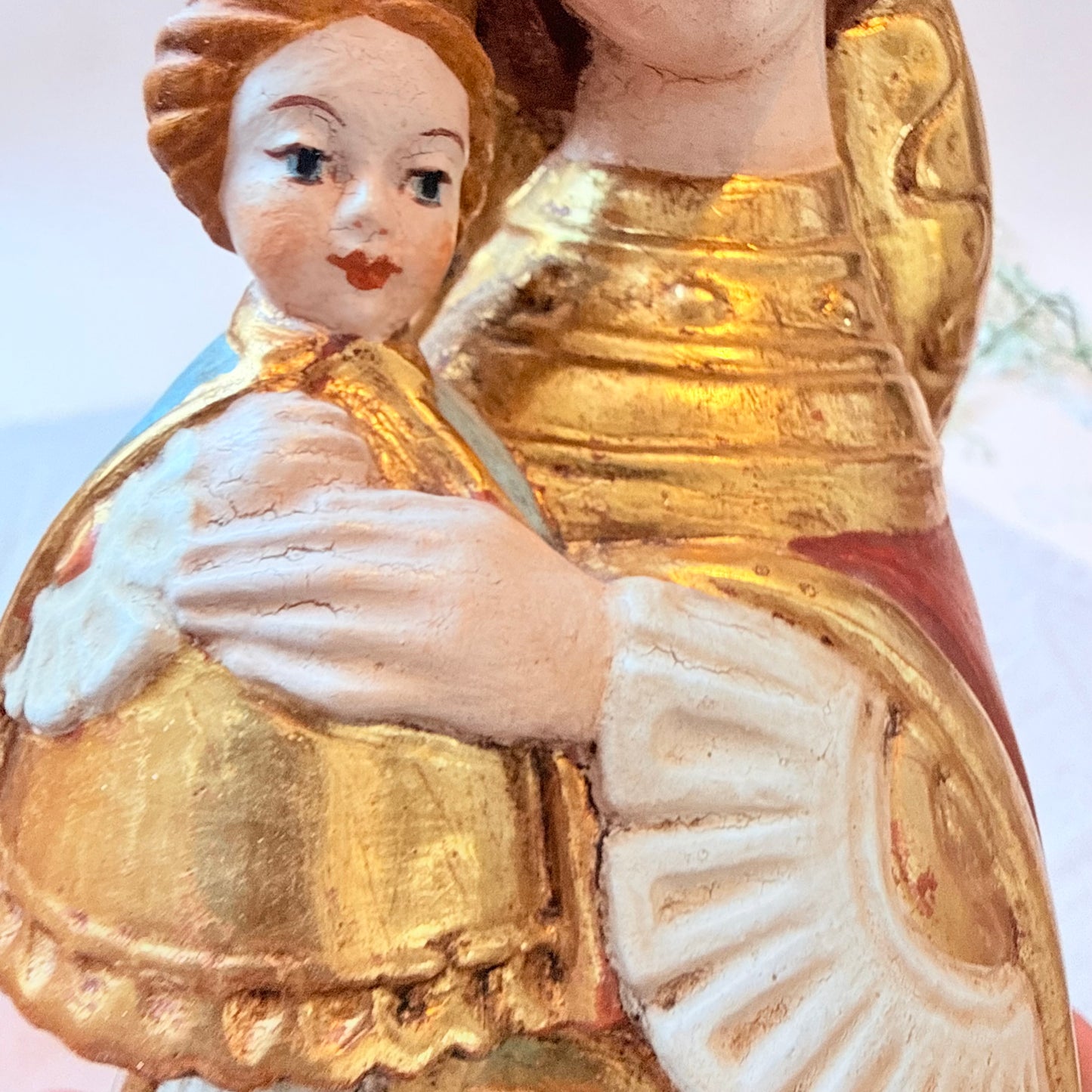 Madonna mit Kind geschnitzt