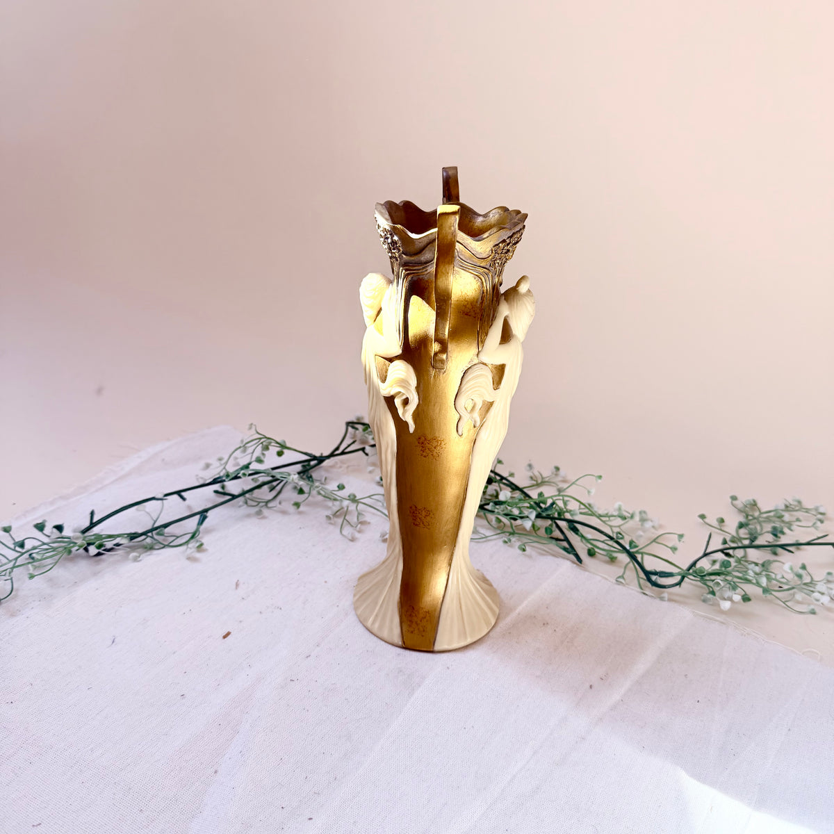 Goldene Vase im Jugendstil