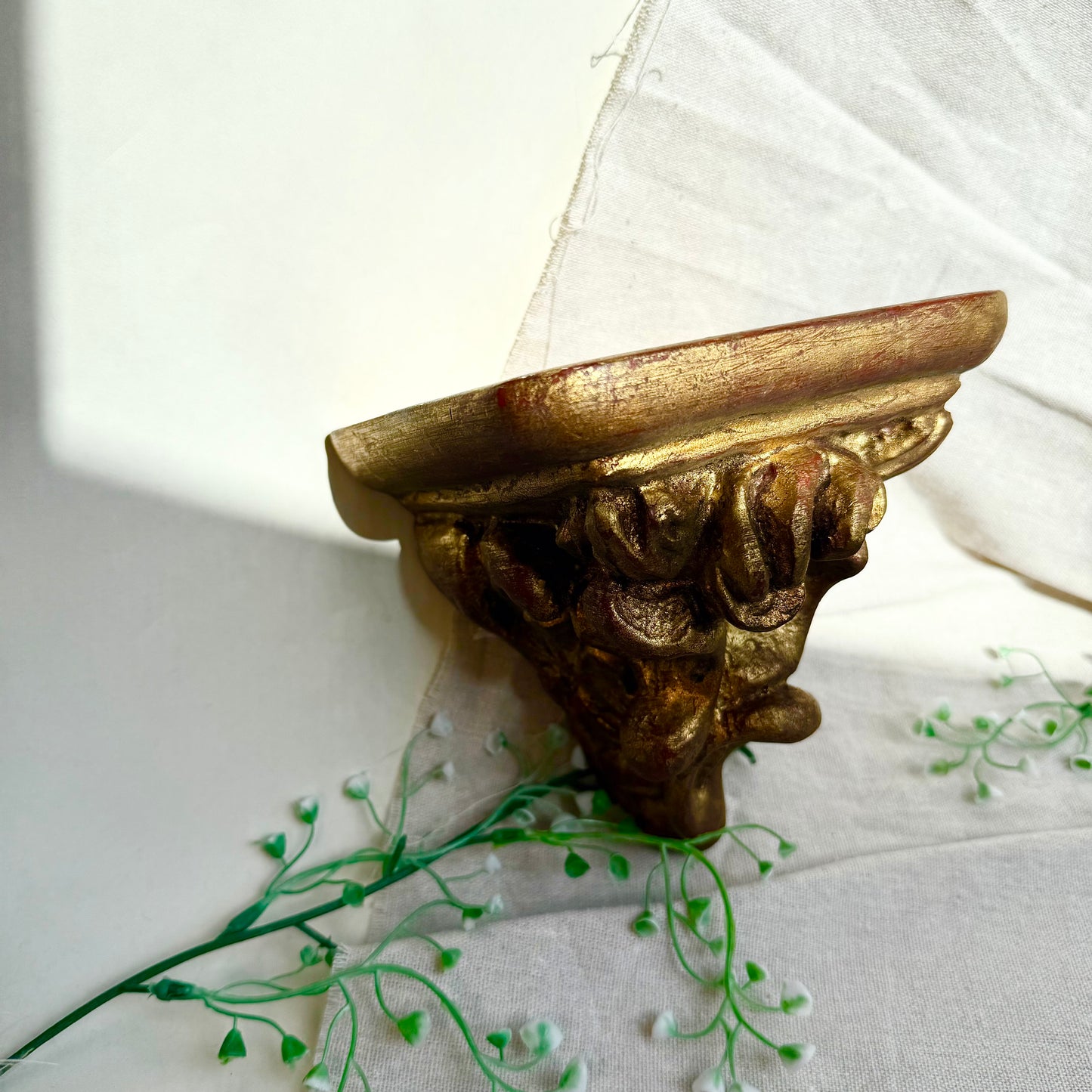 Wandkonsole geschnitzt gold