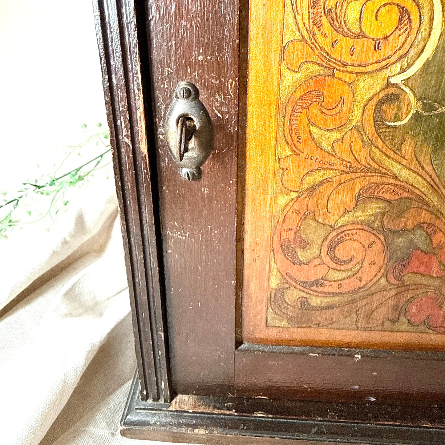 Holz Schränkchen graviert