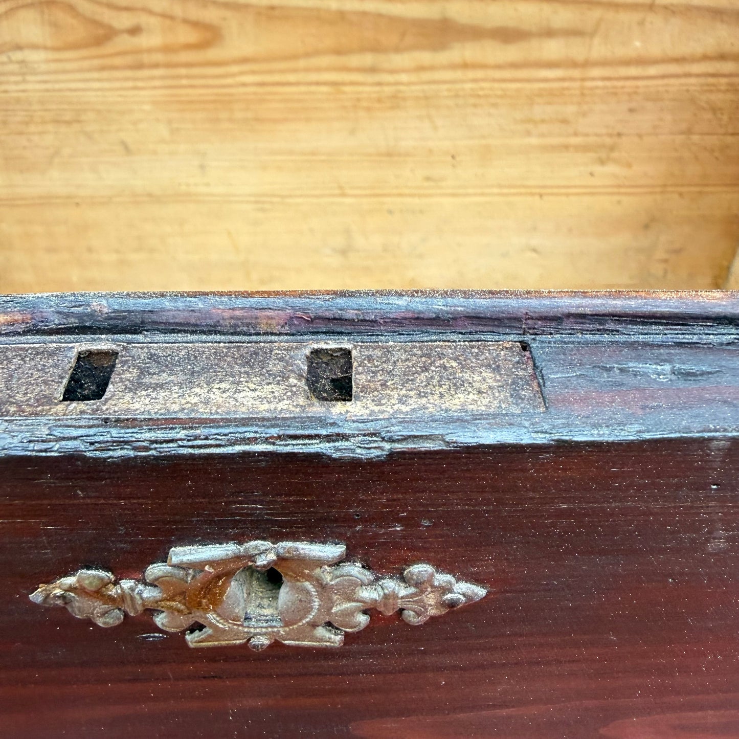Holztruhe mit Schlüssel