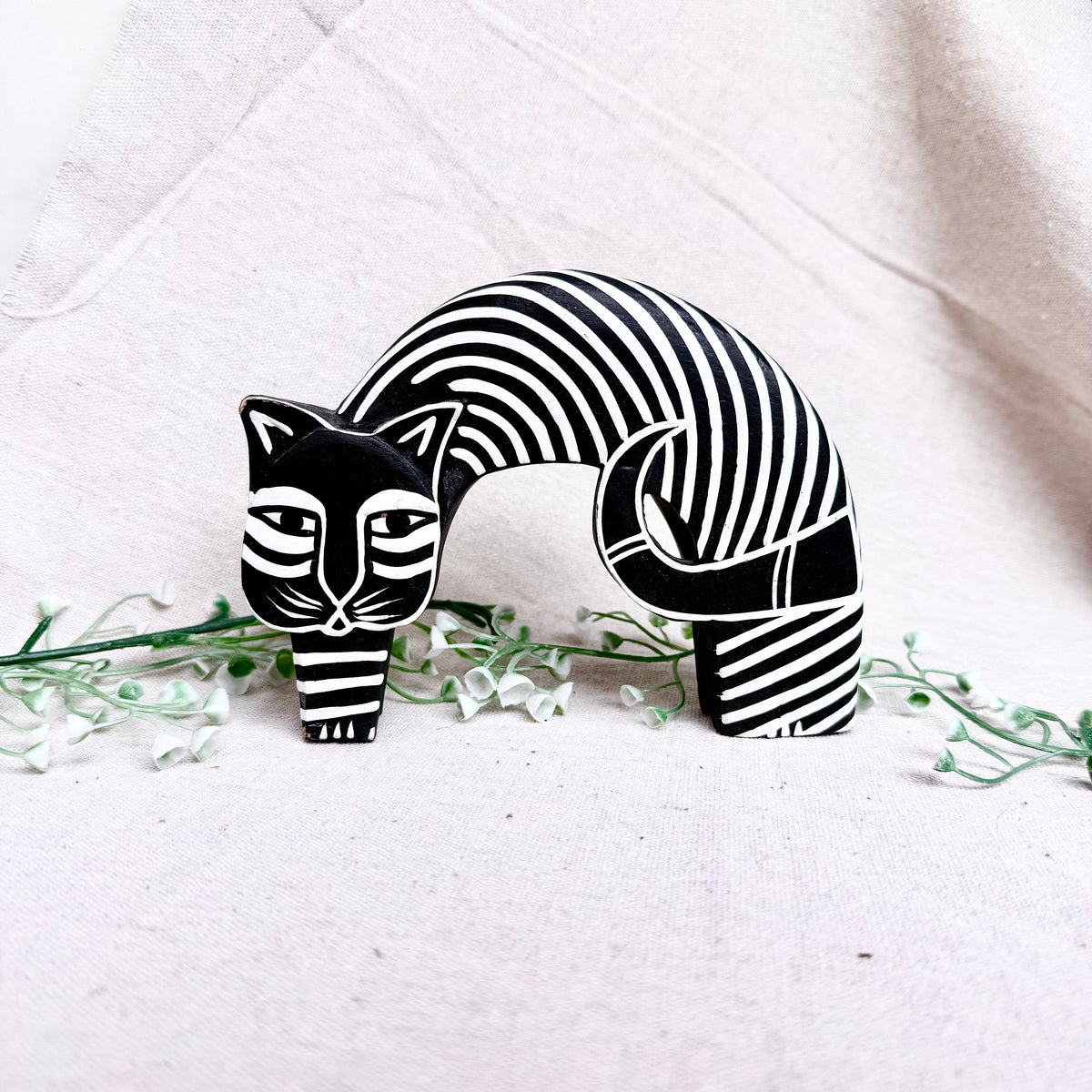 Balinesische Holzfigur Katze Bogen